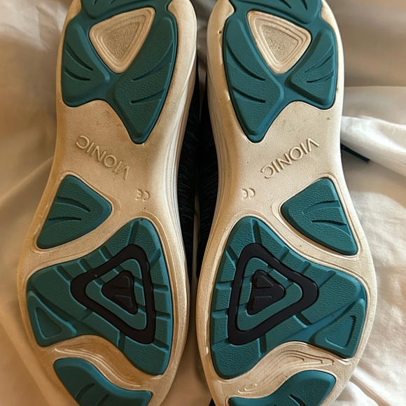 GUC Vionic tennis shoes. Size 9.5. - Picture 4 of 12